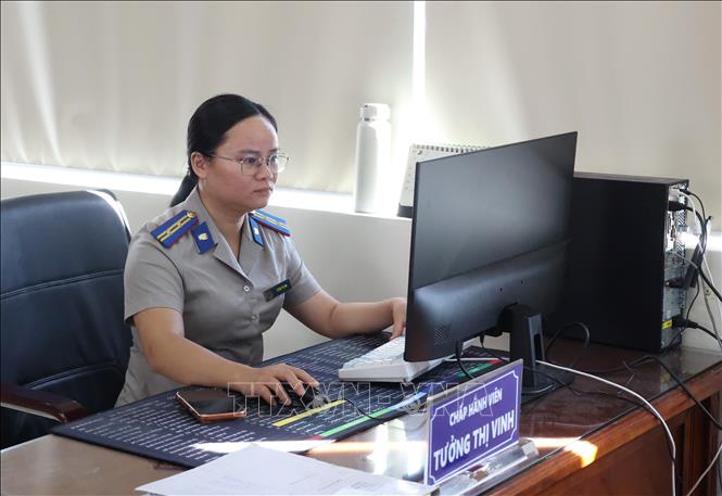 Chấp hành viên Thi hành án dân sự TP. Hồ Chí Minh xử lý hồ sơ trên môi trường số. (Ảnh: Hồng Đạt/TTXVN)